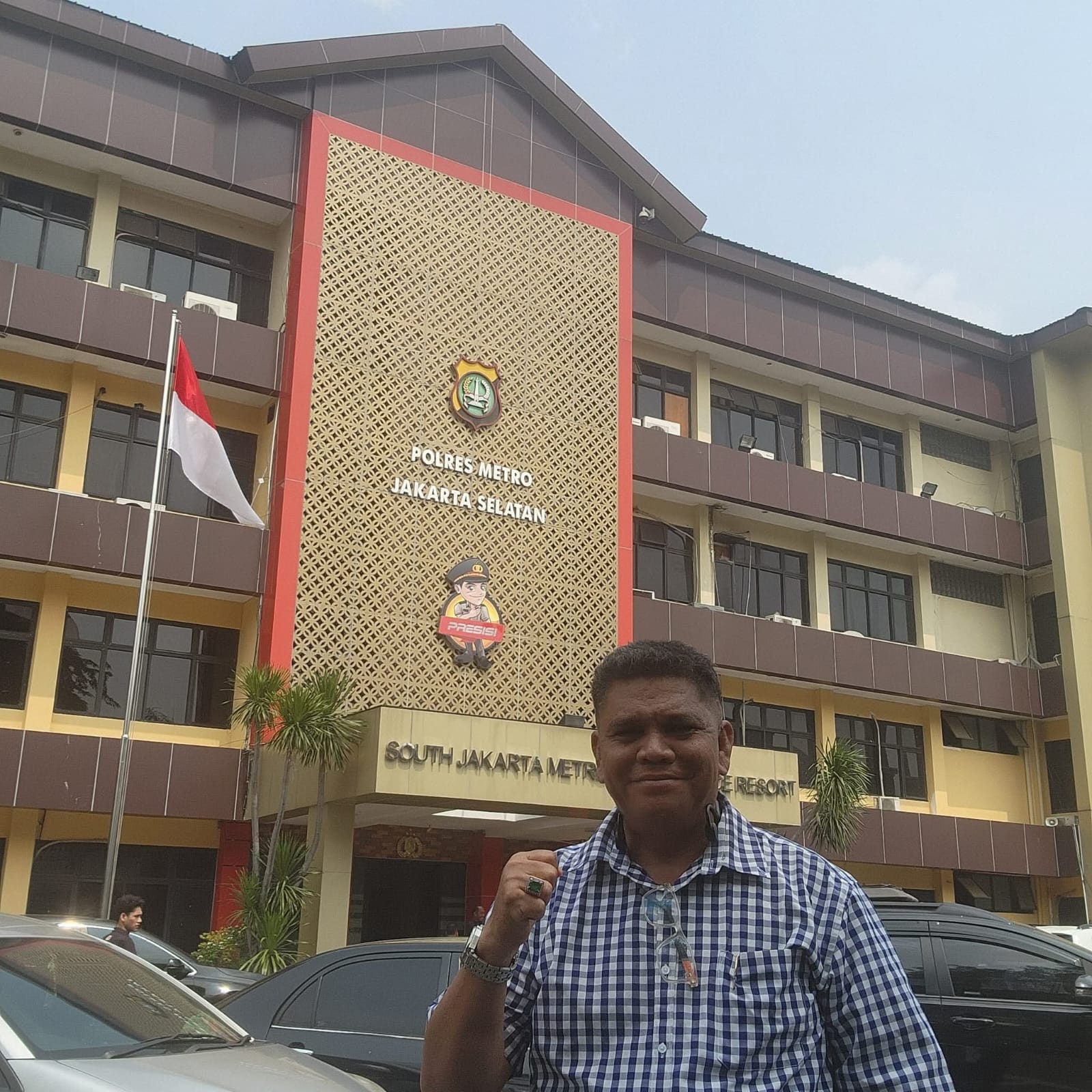 Bapak Raymond Simamora, S.H., M.H. berpose di depan gedung Polres Metro Jakarta Selatan dalam rangka menjalankan tugas profesinya.