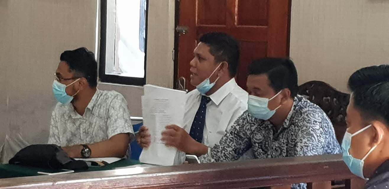 Momen Raymond Simamora, S.H., M.H. saat memaparkan berkas perkara di tengah jalannya persidangan.