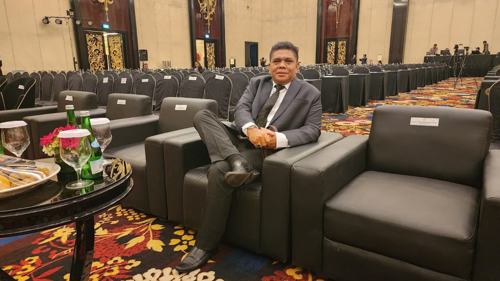 Potret Raymond Simamora, S.H., M.H. saat menghadiri sebuah acara formal di dalam gedung pertemuan (ballroom).