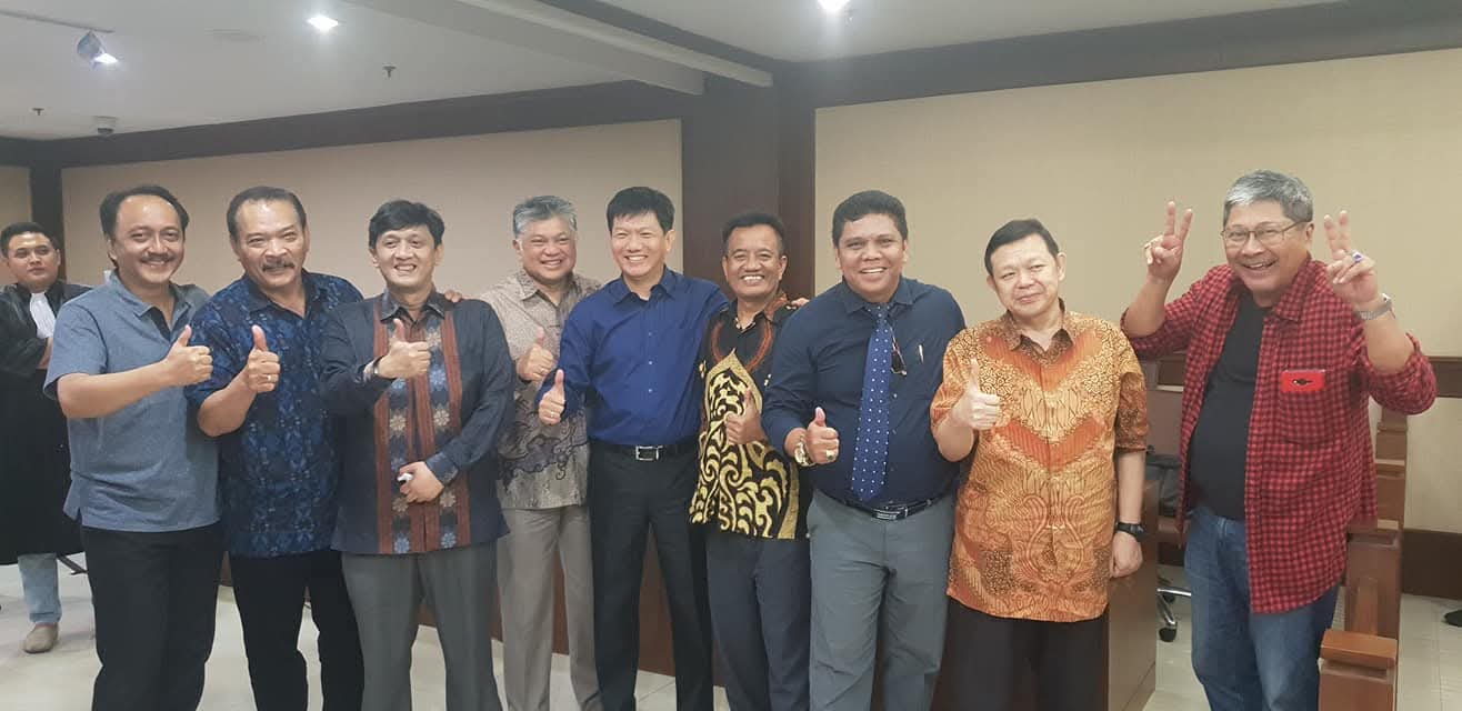 Potret kebersamaan Raymond Simamora, S.H., M.H. (ketiga dari kanan) bersama jajaran kolega dalam suasana santai setelah selesainya sebuah agenda formal.