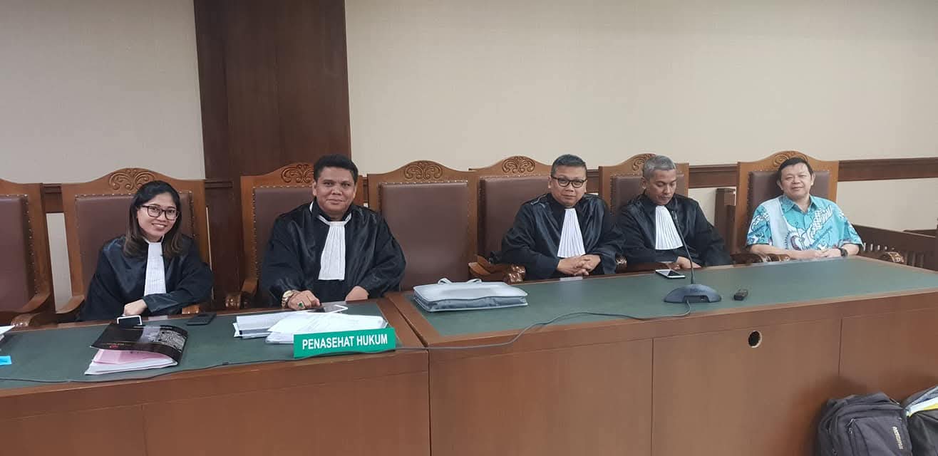 Potret Raymond Simamora, S.H., M.H. bersama jajaran tim penasihat hukum saat mendampingi klien dalam sebuah agenda persidangan di pengadilan.