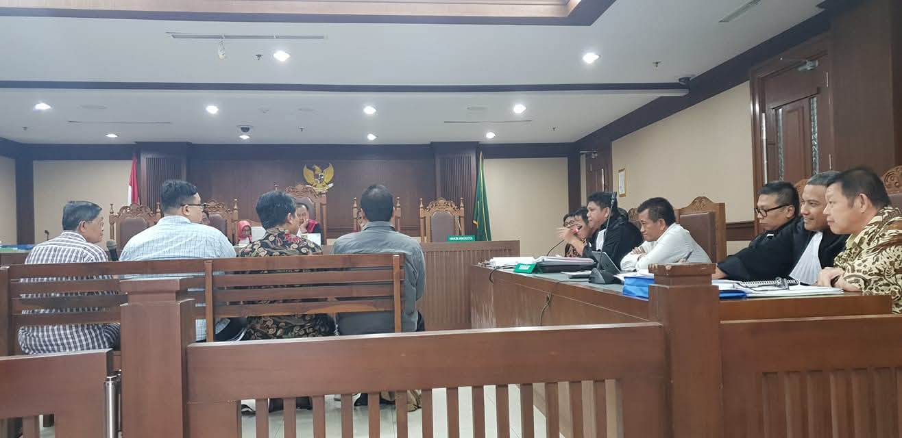 Momen Raymond Simamora, S.H., M.H. saat memberikan pernyataan melalui mikrofon di hadapan majelis hakim dalam persidangan.