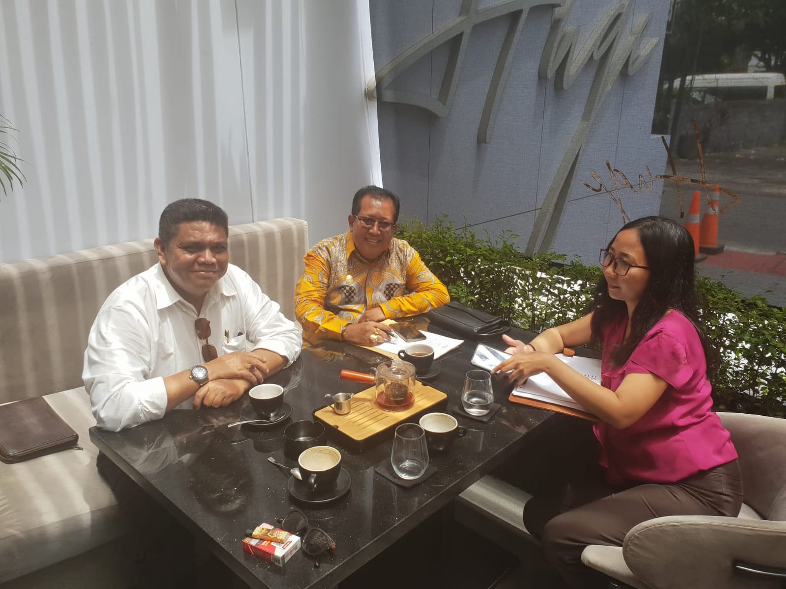 Momen Raymond Simamora, S.H., M.H. (paling kiri) saat sedang melakukan pertemuan diskusi santai sembari menikmati kopi bersama rekan sejawat di sebuah area kafe.