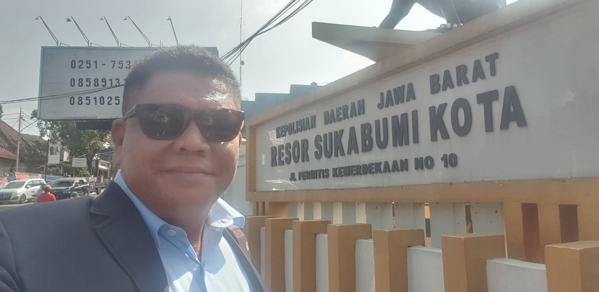 Potret Raymond Simamora, S.H., M.H. saat berada di depan gedung Polres Sukabumi Kota untuk menjalankan agenda kedinasan.