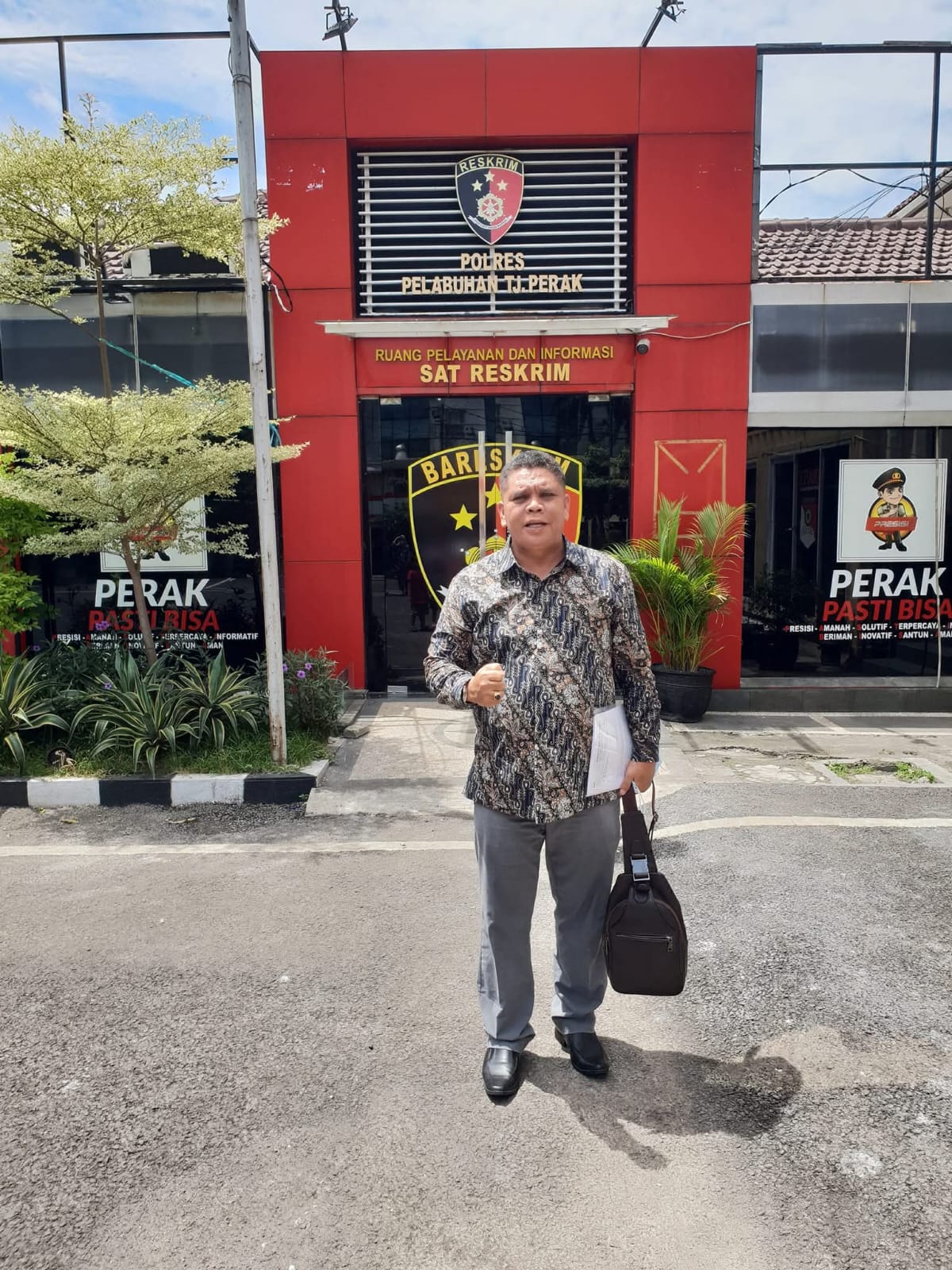 Potret Raymond Simamora, S.H., M.H. saat berada di depan Ruang Pelayanan dan Informasi Sat Reskrim Polres Pelabuhan Tanjung Perak, Surabaya, untuk menjalankan agenda pendampingan hukum.