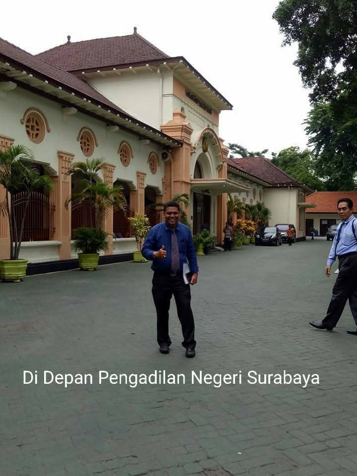 Potret Raymond Simamora, S.H., M.H. saat berpose di area halaman gedung cagar budaya Pengadilan Negeri Surabaya setelah menyelesaikan agenda profesionalnya.