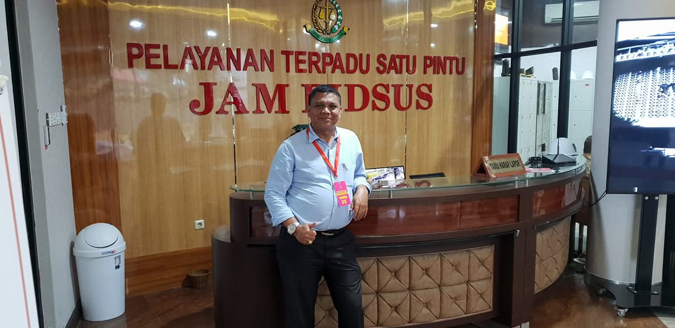 Potret Raymond Simamora, S.H., M.H. saat berada di area Pelayanan Terpadu Satu Pintu (PTSP) Jaksa Agung Muda Bidang Tindak Pidana Khusus (JAM PIDSUS) Kejaksaan Agung RI untuk menjalankan agenda profesionalnya.