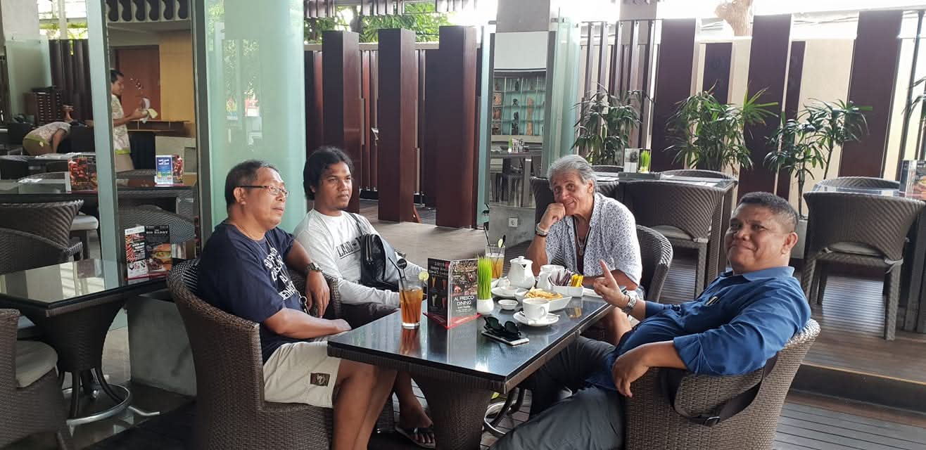 Pertemuan diskusi santai antara Raymond Simamora, S.H., M.H. (paling kanan) bersama rekan-rekan di sebuah area restoran terbuka.