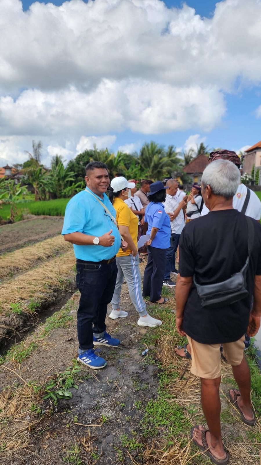 Aktivitas peninjauan lokasi perkara secara langsung di area persawahan oleh Raymond Simamora, S.H., M.H. (berkemeja biru) bersama para pihak terkait.